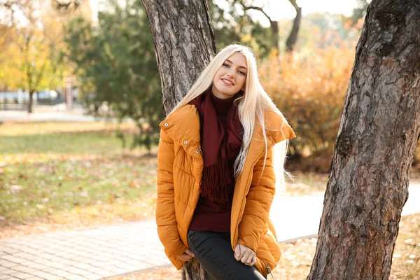 Schöne Modische Frau Herbst Park — Stockfoto