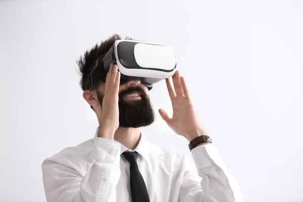 Empresario Con Gafas Realidad Virtual Sobre Fondo Blanco — Foto de Stock