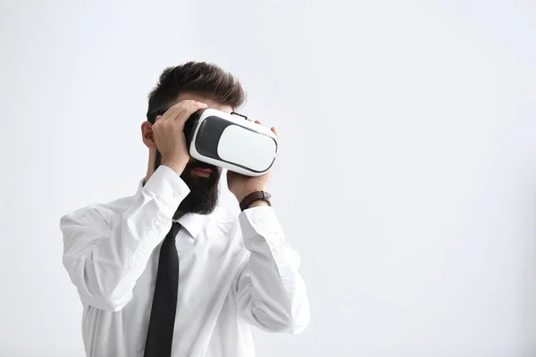 Geschäftsmann Trägt Virtual Reality Brille Auf Weißem Hintergrund — Stockfoto