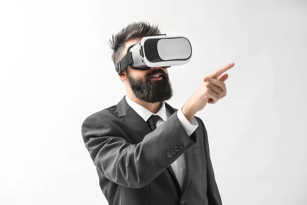 Geschäftsmann Trägt Virtual Reality Brille Auf Hellem Hintergrund — Stockfoto