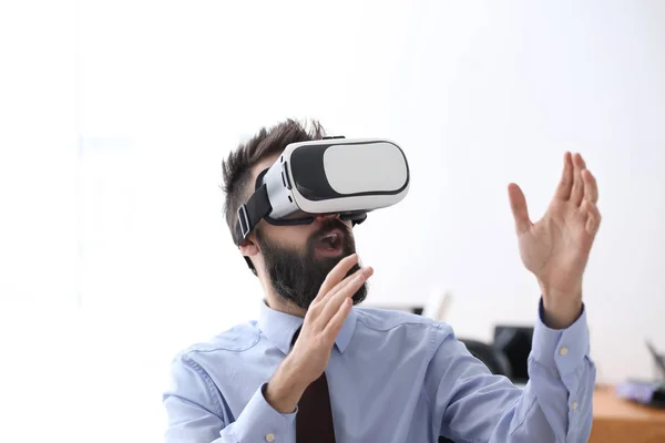 Businessman Wearing Virtual Reality Glasses Office — Stock Photo, Image