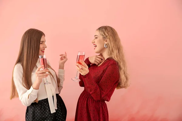 Belles Jeunes Femmes Avec Des Verres Champagne Sur Fond Couleur — Photo