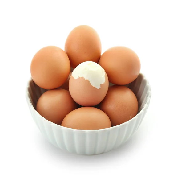 Beyaz Arka Plan Üzerinde Kase Haşlanmış Tavuk Yumurtası — Stok fotoğraf