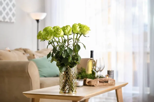 Vase Beautiful Green Roses Wooden Table Room — Stock Photo, Image