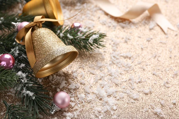 色の背景に美しいクリスマスの装飾 — ストック写真