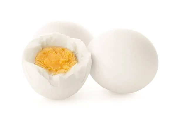白色背景上的煮的鸡蛋 — 图库照片