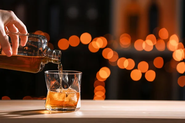 Donna Che Versa Whisky Dalla Bottiglia Bicchiere Sul Tavolo Legno — Foto Stock
