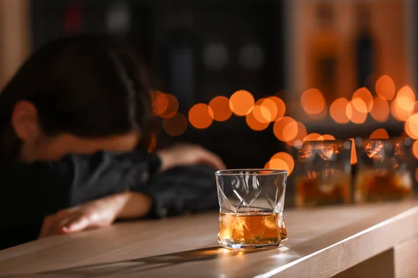 Ασυνείδητο Μεθυσμένος Γυναίκα Και Ποτήρι Ουίσκι Στο Τραπέζι Bar — Φωτογραφία Αρχείου