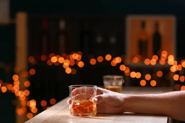 Ember Üveg Whiskey Fából Készült Asztal Sáv — Stock Fotó