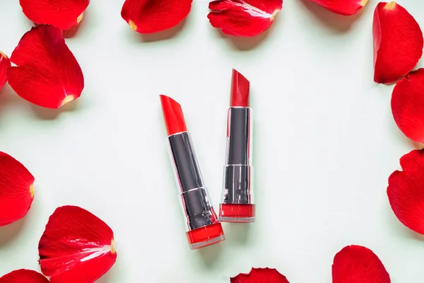 Red Lipsticks Rose Petals White Background — Stock Photo, Image