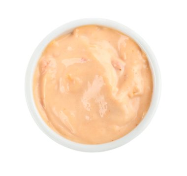 Beyaz arka plan üzerinde kase lezzetli sos