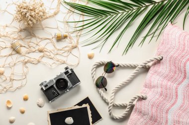 Kompozisyon ile seyahat aksesuarları beyaz arka plan üzerinde