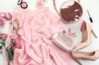 Beyaz arka plan üzerinde etek ve erkek öğeleri ile kompozisyon