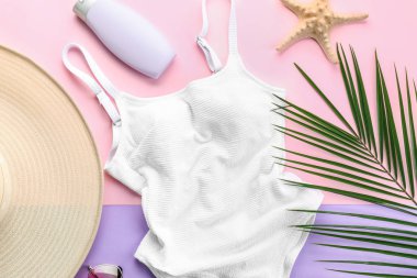 Renk arka plan üzerinde mayo ve plaj öğeleri ile kompozisyon