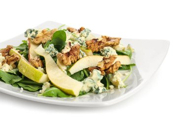 Ceviz tabakta üzerine beyaz izole lezzetli taze salata