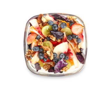 Ceviz tabakta üzerine beyaz izole lezzetli taze salata