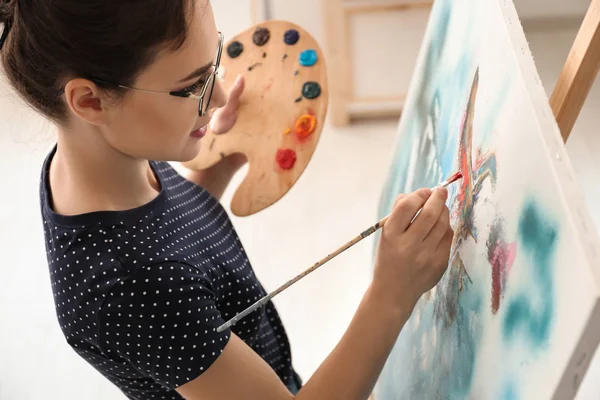 Kvinnlig Konstnär Målning Bild Verkstad — Stockfoto