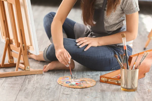 Female Artist Painting Picture Workshop — Stock Photo, Image