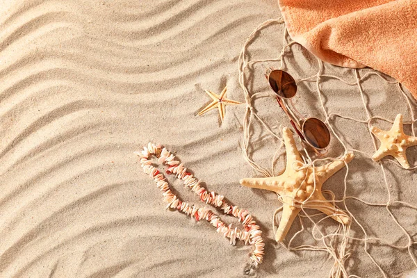 Пляжные Принадлежности Сеткой Морскими Звездами Песке — стоковое фото