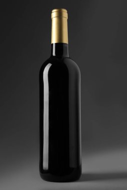 Gri arka plan üzerinde kırmızı şarap şişe