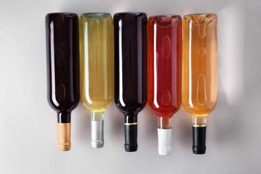 Şişe şarap ışık arka plan üzerinde farklı tür