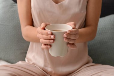 Yatakta, closeup aromatik kahve içme kadın