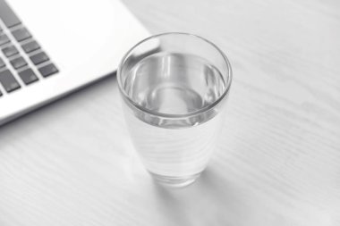 Beyaz masa üzerinde taze su