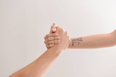 Erkek ve kadın üzerinde açık renkli elele