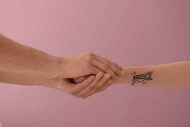 Adam elini kadının renk arka plan üzerinde tutarak