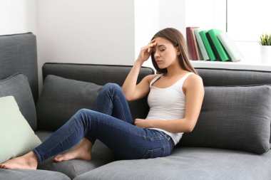 Evde baş ağrısı çeken bir kadın.