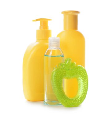 Bebek kozmetik ve beyaz arka plan üzerinde teether