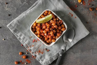 Tablo üzerinde kızarmış nohut ile kase