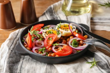 Yumurta ve tablo üzerinde tavada sebze ile lezzetli kızarmış leblebi