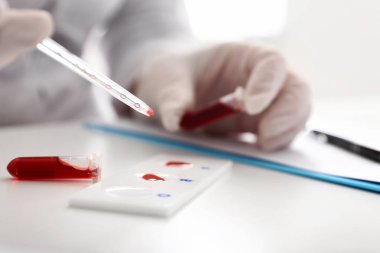 Kan örneği laboratuvar, closeup ile çalışan kadın