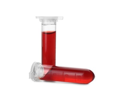 Beyaz arka plan üzerinde kan örnekleri ile test tüpleri