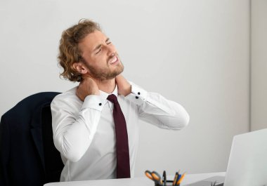 Genç işadamı Office boyun ağrısı muzdarip