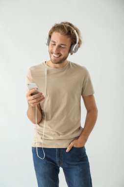 Yakışıklı adam açık renkli müzik dinleme