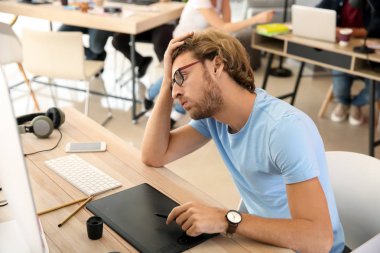 Bu ofiste sürenin dolmasına çalışan uzman