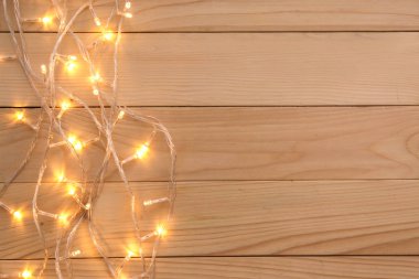Ahşap masa parlak Noel ışıkları