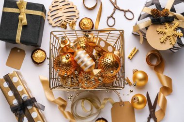 Beyaz arka plan üzerinde hediyeler ile güzel Noel süsleri