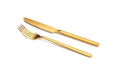 Altın çatal ve bıçak beyaz arka plan üzerinde