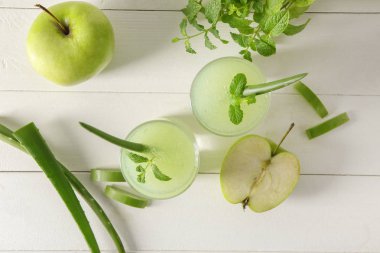 Sağlıklı aloe beyaz masaya kokteyl bardak