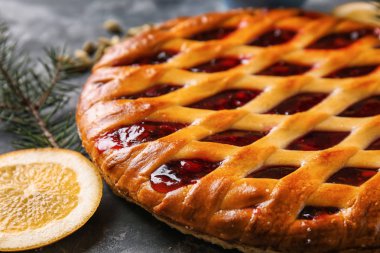 Lezzetli Noel pasta kızılcık masada, closeup ile doldurulmuş