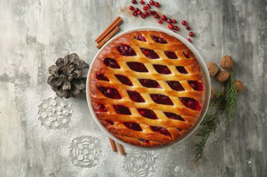 Kızılcık masada tatlı lezzetli Noel pasta dolması