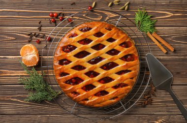 Kızılcık ahşap masa üzerinde lezzetli Noel pasta dolması