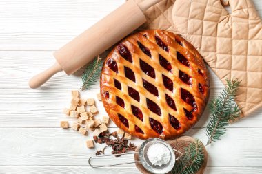 Noel pasta şeker, elek ve masada oklava ile