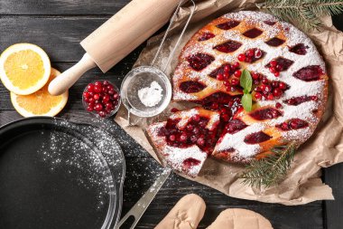 Kızılcık ahşap masa üzerinde kesme lezzetli Noel pasta dolması