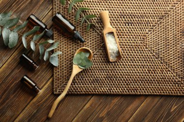 Okaliptüs esans ahşap arka plan üzerinde ile kompozisyon