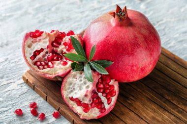 Ahşap tahta üzerinde olgun nar