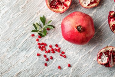 açık renkli olarak olgun nar